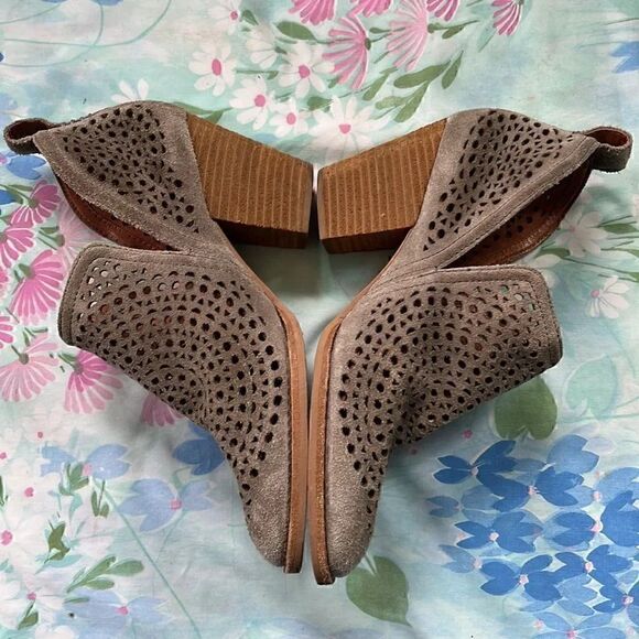 Jeffrey Campbell Rosalee Taupe Gray Perforated Ankle Booties Size 7.5 - Picture 4 of 9